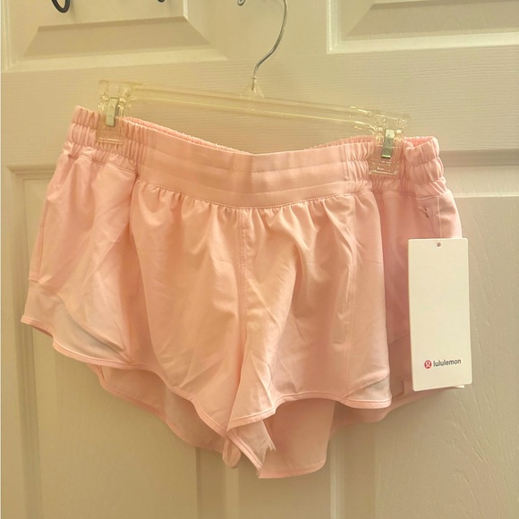 New Lululemon Hotty Hot low rise short 2.5 lined, Strawberry Milkshake , size 12 - Picture 1 of 16